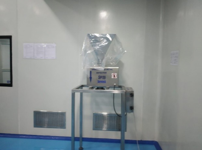 Precision filling and weighing station in cleanroom environment